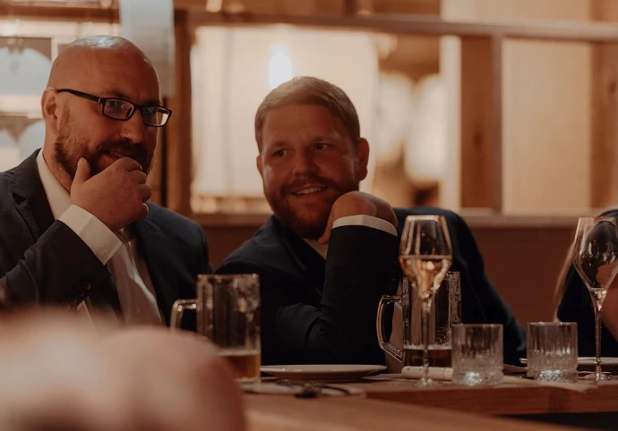 Gestir njóta matar og drykkja á Fröken Selfoss